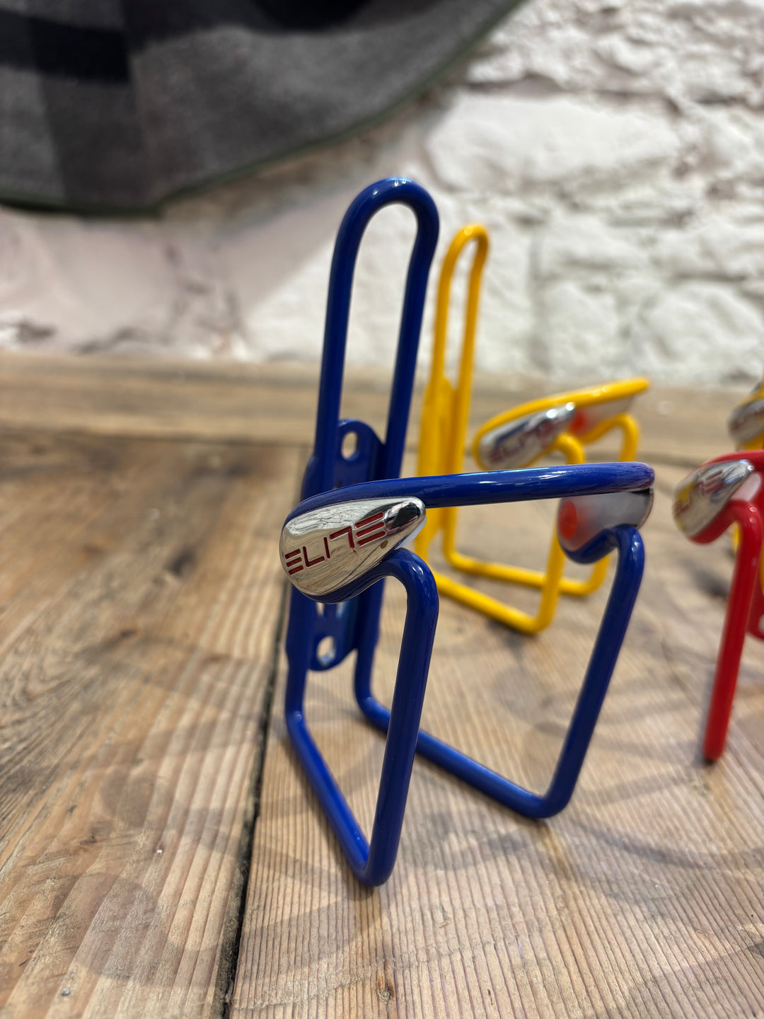 Flaschenhalter Elite in Legofarben: gelb, rot, blau