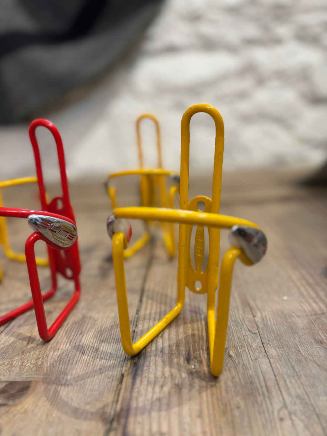 Flaschenhalter Elite in Legofarben: gelb, rot, blau