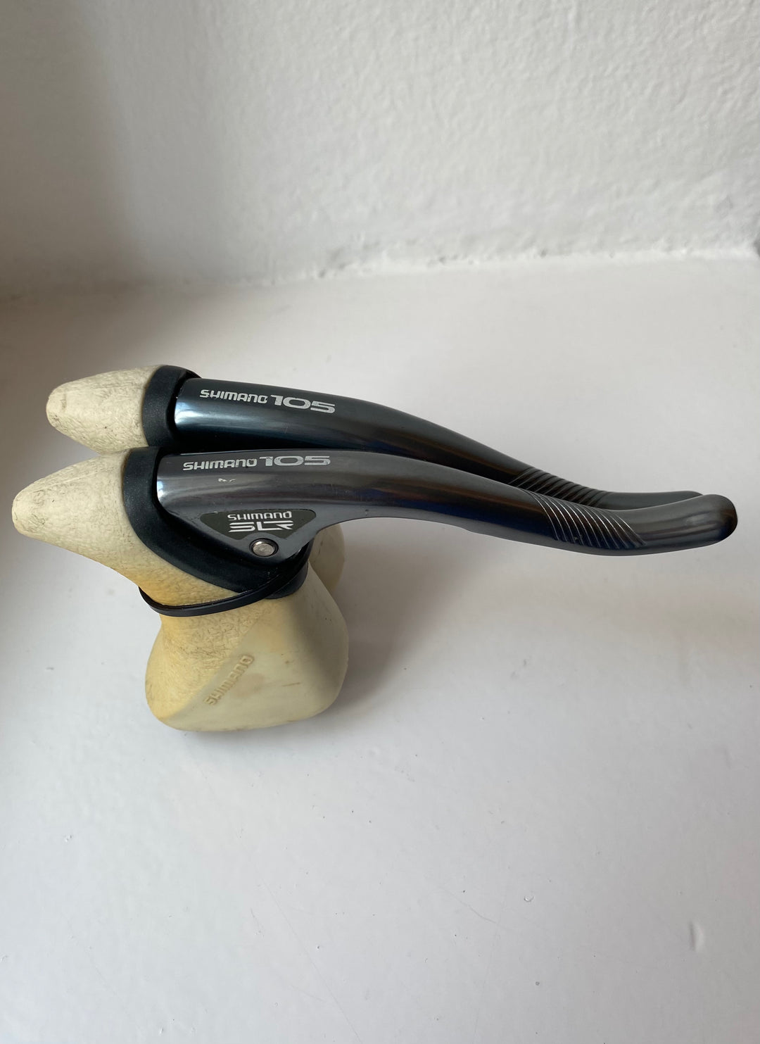 Used Brake Levers Shimano 105 BL-1055 Aero hoods- white vintage road bike Used Brake Levers Shimano 105 BL-1055 Aero hoods- white vintage road bike