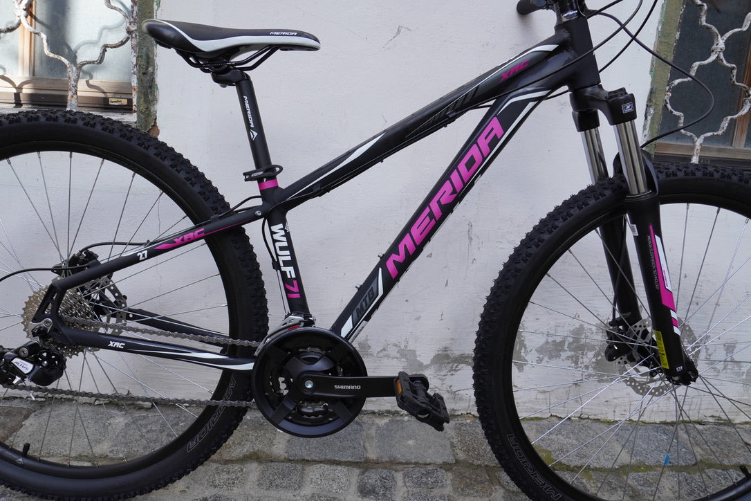 Merida Wulf 7,71-AT Black (Pink) – Grundtner